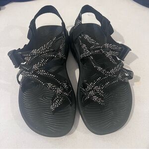 Chaco’s Women's Adjustable Black Strappy Sandals with white pattern 7